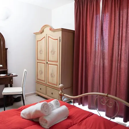 Carlo Five Bed & Breakfast 4*